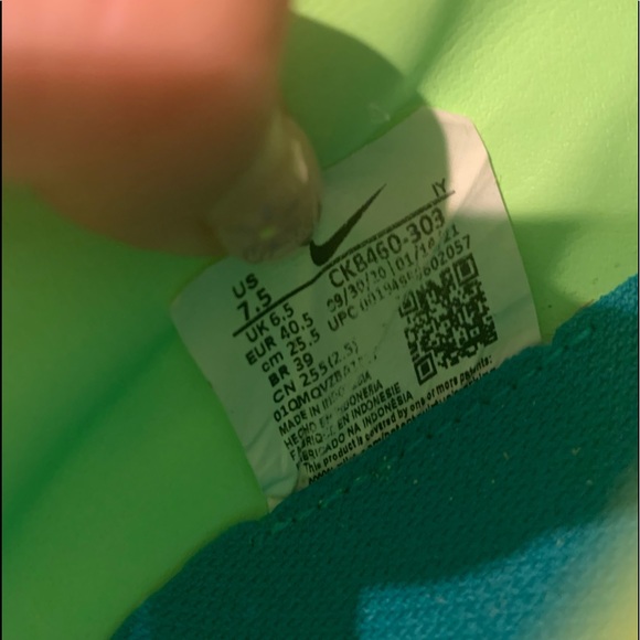 LIKE NEW Nike Cleats - Phantoms Neon Yellow/Green - Picture 7 of 11